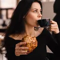 Nu bea cafeaua cu aceste alimente! Pot provoca arsuri, balonare și disconfort la stomac