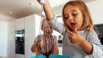 De ce trebuie să-ți lași copilul să se joace cu un tel, o strecurătoare sau un zdrobitor de cartofi. Obiectele din bucătărie, mai eficiente decât jucăriile