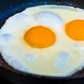 Trucul care te ajută să gătești ouă ochiuri perfecte. Cum să le faci rumene pe margini și cu gălbenușul moale și cremos
