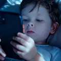 ⁠Copilul face crize când îi iei telefonul? 5 metode prin care poți limita timpul petrecut în fața ecranelor