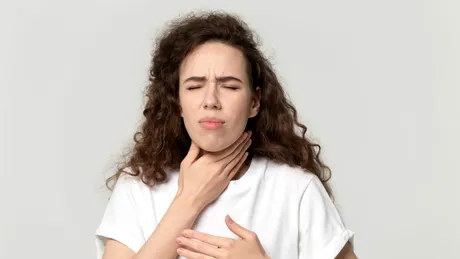 Simți un nod în gât sau ai dificultăți la înghițire? Află care ar putea fi cauza și unde trebuie să mergi