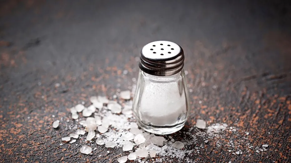Când trebuie adăugată, de fapt, sarea în mâncare? Detaliul neglijat care poate schimba complet gustul preparatelor
