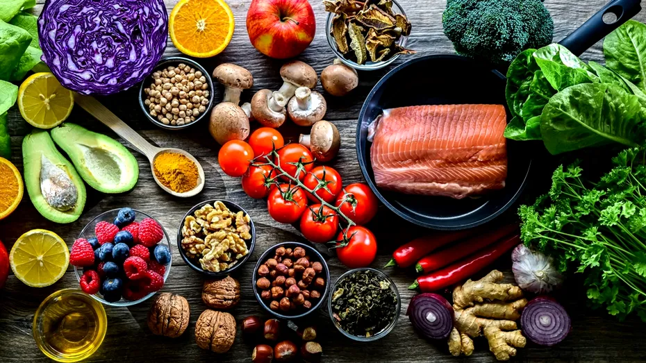 Ce trebuie să mănânci dacă ai psoriazis. Dieta care poate ajuta la reducerea inflamației și a puseelor
