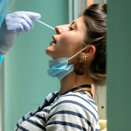 Alertă sanitară: a apărut o nouă variantă a Covid-19, supranumită „Frankenstein”! Cum se manifestă