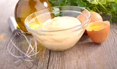 Cum prepari maioneză de casă cu ouă fierte și crude. E delicioasă și nu ai nevoie de mult ulei!