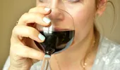 Mitul paharului de alcool înainte de culcare. De ce somnolența nu înseamnă somn de calitate