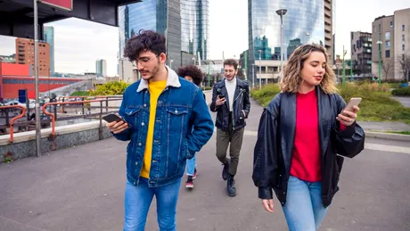 Ce câștigăm dacă ne ridicăm privirea din telefoane?