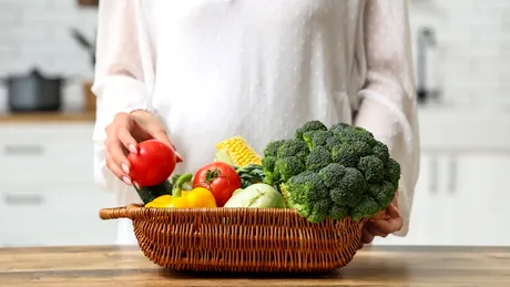 Ce alimente îți afectează mirosul corporal vara și cum să le eviți