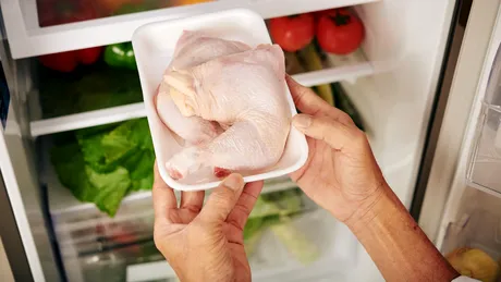 Cât rezistă carnea de pui la frigider sau congelator?