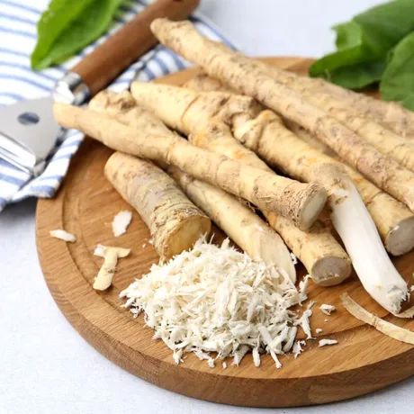 Hreanul, mai mult decât un condiment. Ce beneficii are pentru sănătate și cine ar trebui să-l evite