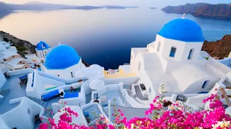 Secretul caselor albe și albastre din Santorini: de ce și-a ales insula grecească aceste culori emblematice
