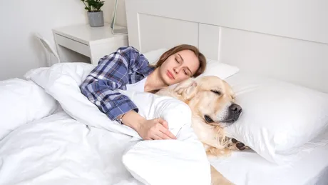 Este bine sau rău să dormi cu animalul de companie în pat? Iată ce spun experții
