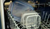De ce se îngălbenește plasticul din bucătărie? Ce îl face să-și schimbe culoarea și cum îl poți curăța