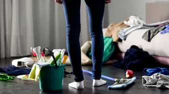 De ce simți nevoia să ai casa impecabilă când vin părinții, chiar dacă ești adult. Explicația psihologilor despre acest comportament