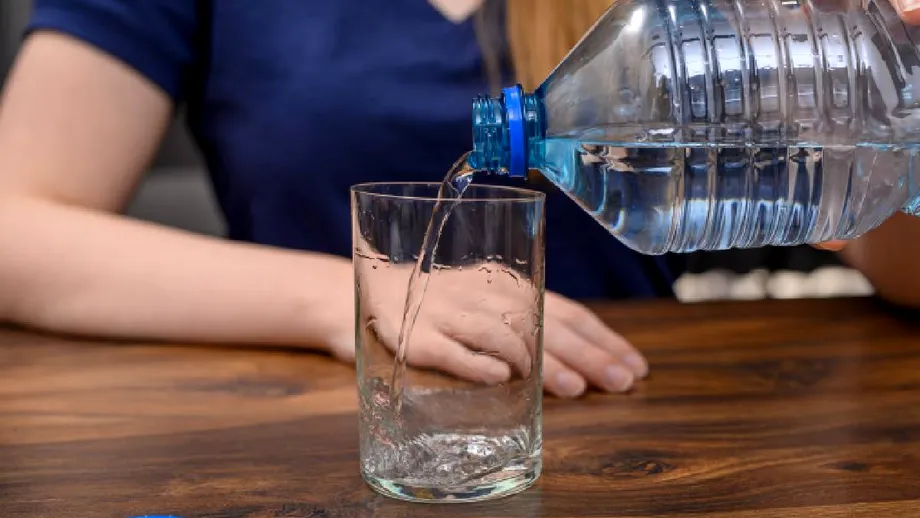Apă minerală vs. apă plată pe caniculă. Există diferențe reale în hidratare și pe care ar trebui să o alegi în zilele foarte călduroase?