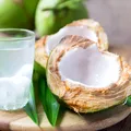 De ce să nu bei apa de cocos niciodată direct din fruct! Avertismentul medicilor: poate fi letală