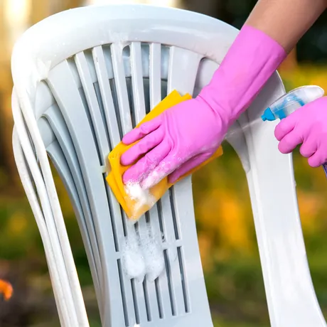 Cum să cureți scaunele albe din plastic. Le poți ține toată vara în curte, fără grija petelor
