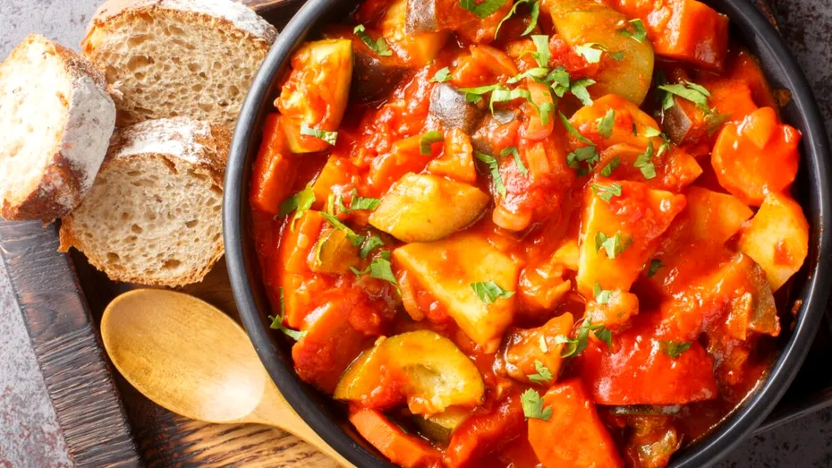 Ghiveci de legume la cuptor. Rețeta simplă de toamnă, cu multe legume și puține ingrediente