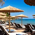 A plătit 7.000 de euro pentru vacanța în Grecia, dar nu a găsit șezlong nici la ora 6 dimineața. Ce despăgubire a primit