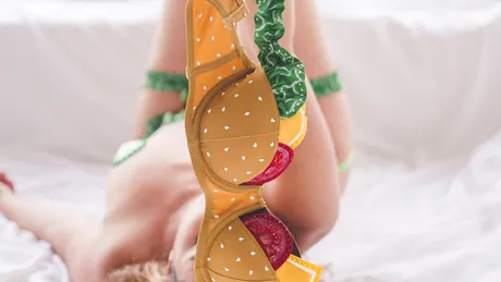 Un designer a creat cel mai apetisant set de lenjerie intimă: imită un burger