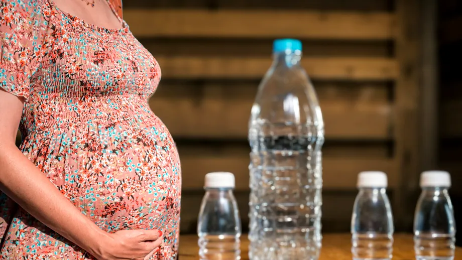 Microplasticele și fertilitatea: cât de mare este riscul pentru cuplurile care își doresc un copil?