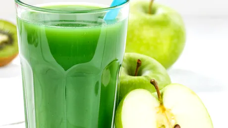 Sucul verde care te scapă de gaze la stomac. Ai nevoie de 4 ingrediente!