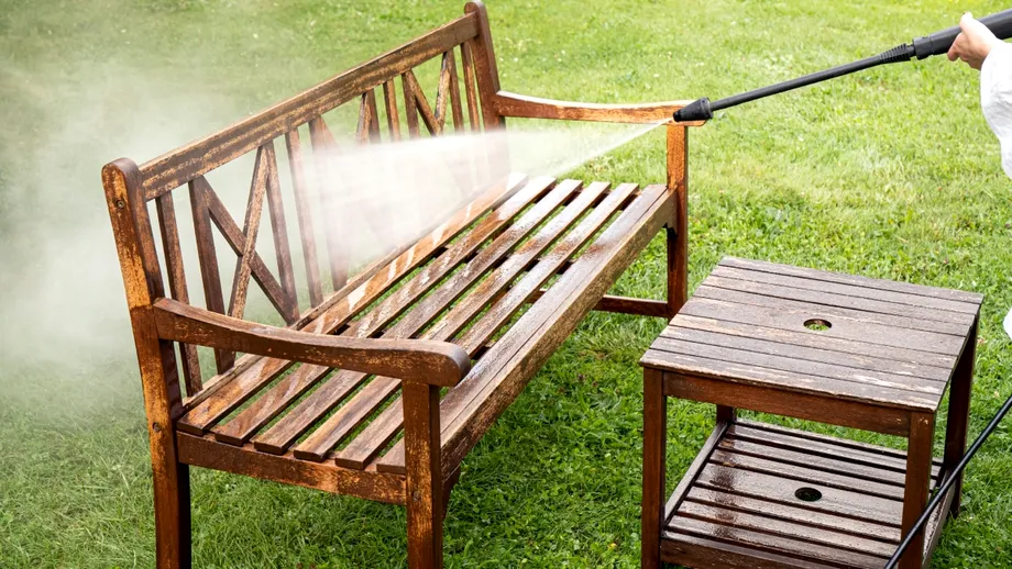 Cum îți protejezi mobilierul de grădină de soare și furtuni, fără produse complicate