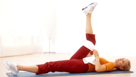 6 Exercitii de stretching cu prosopul