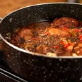 Rețetă tocăniță jamaicană. Cum se gătește și care e ingredientul care transformă această mâncare tradițională românească într-un dish caraibian de 5 stele