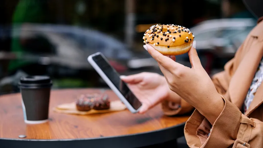 Ce mănânci dimineața îți poate afecta creierul toată ziua. Află ce să eviți total!