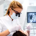 (P) Tratamentul de canal cu endodonție magnificată: ghid complet pentru pacienți în 2026