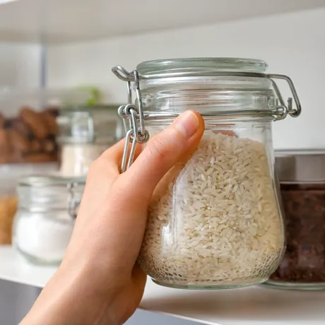 De ce să pui orez crud în frigider. Trucul simplu care te ajută să păstrezi alimentele mai proaspete