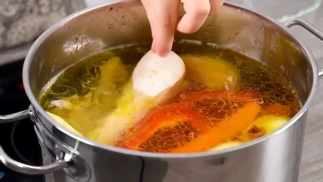 Condimentul care nu trebuie pus niciodată în supa de pui. Îi strică gustul de tot!