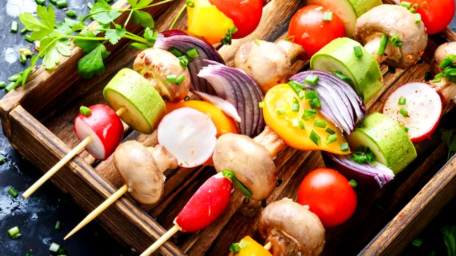 Kebab vegetarian la cuptor sau grătar - rețetă ușoară, de vară, cu multe legume și puține calorii