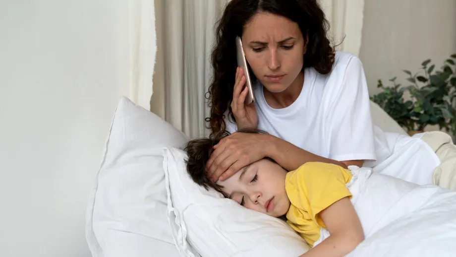 Greșeala părinților când copilul face febră. Medic: Îi produci copilului mult rău, îi scade imunitatea