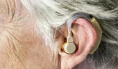 STUDIU. Purtarea unui aparat auditiv poate întârzia simptomele demenței