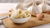 Cum cureți usturoiul în câteva secunde. Trucuri simple care îți economisesc timp în bucătărie