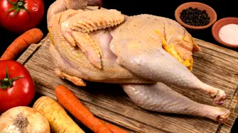 Trucurile care te ajută să fierbi mai repede găina de țară. Cum obții carne fragedă?