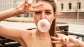 Cât de periculoasă e guma de mestecat! E o amenințare ascunsă pentru sănătate