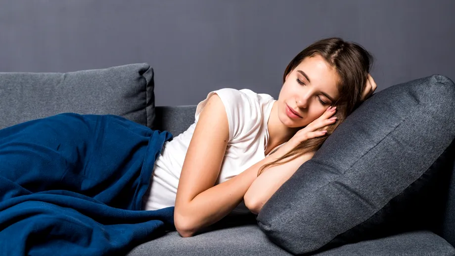 (P) De Ce Îți Amorțesc Mâinile în Somn? Legătura cu Poziția de Dormit