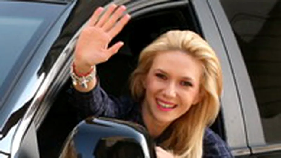 Actrita Adela Popescu conduce un Opel Antara