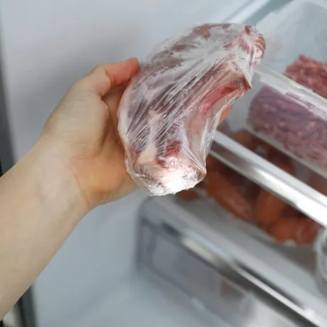 Ai dezghețat prea multă carne? Când o poți pune din nou în congelator și când trebuie să o gătești