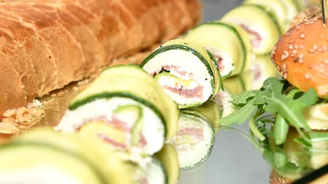 Rulouri de dovlecei cu Șuncă Praga Matache Măcelaru' și brânză de capră