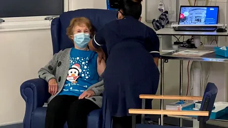 Margaret Keenen, prima persoană din lume vaccinată împotriva COVID-19. Are 90 de ani și consideră că vaccinul este „cel mai bun cadou de ziua ei”